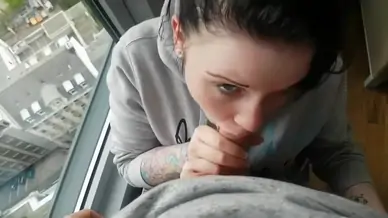 Leila x blasen am fenster