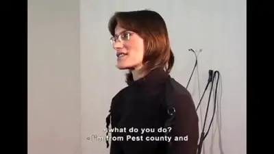 Dreckige schlampe hat es mit alles getan bestraft