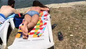 Sevgilisiyle beraber guneslenirken