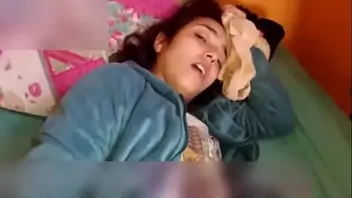 Hermosa latina se masturba para la webcam