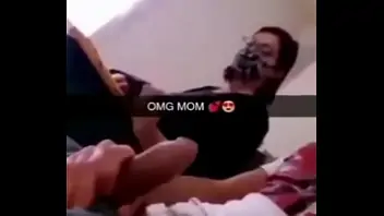 Hijo te masturba frente a mama
