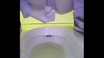 Orinando meando public pissing pee toilet